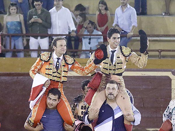 Ambos matadores en volandas