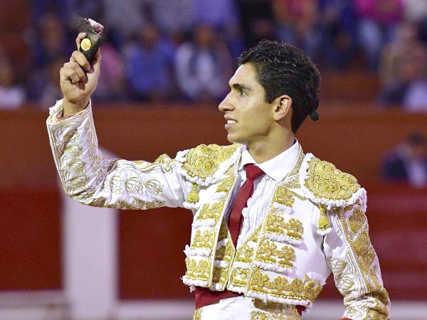 Guti�rrez, con una de su segundo