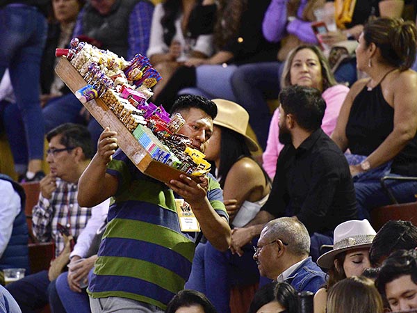 Llevando alegr�a al tendido