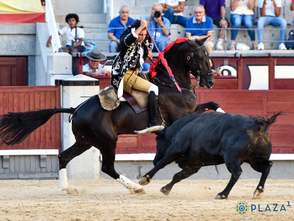 Paco, oficiando con la espada