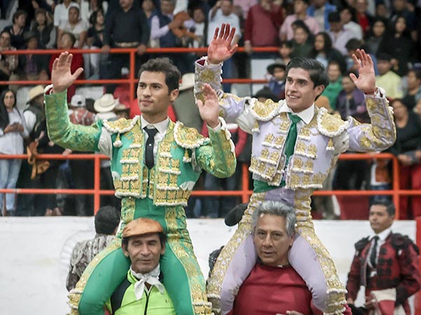 Los dos matadores en volandas