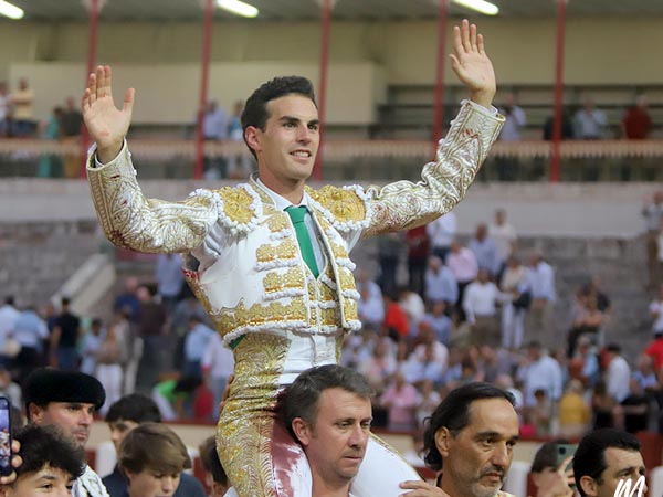 Fernando sali� en hombros