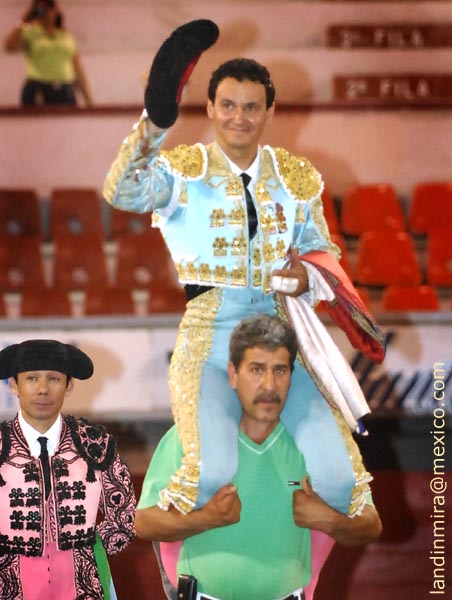 Sali� en hombros de la Monumental