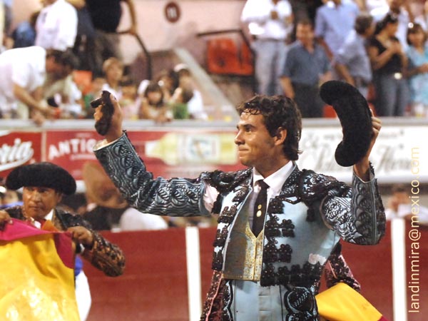 Le cort� una oreja