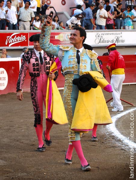 Ferm�n pasea su primer oreja