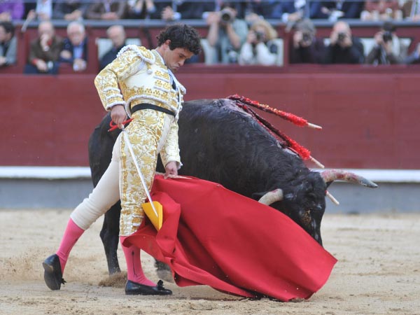 Excelente muletazo por bajo