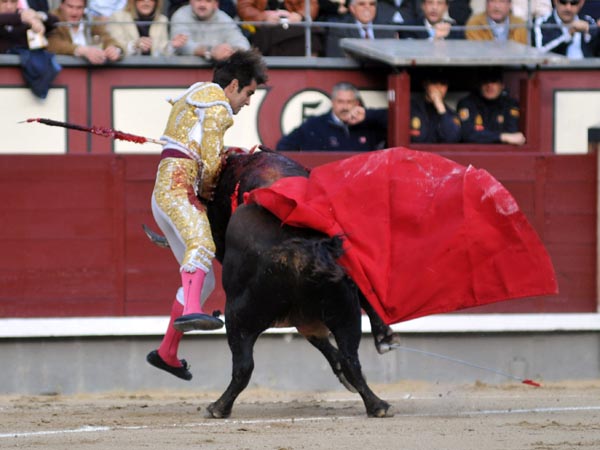 Le levant� los pies del suelo