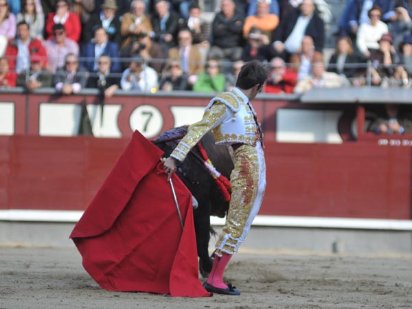 Sac�ndolo por la espalda