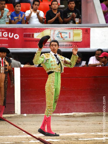 Salud� en el tercio