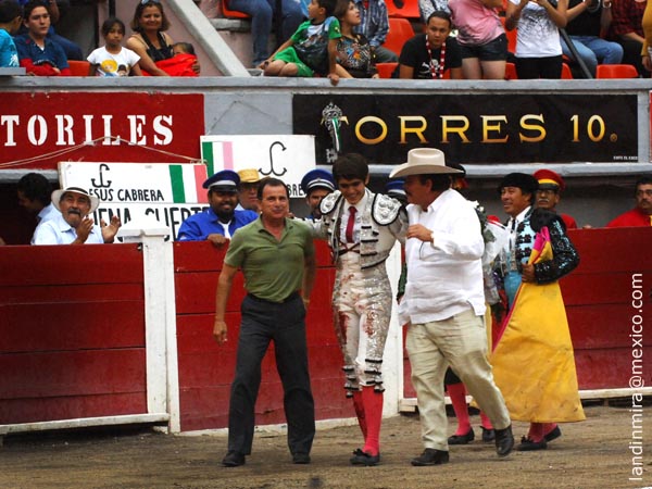 Vuelta de figura, ganadero y torero