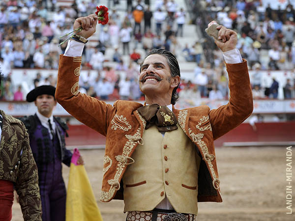 Emiliano, paseando la oreja