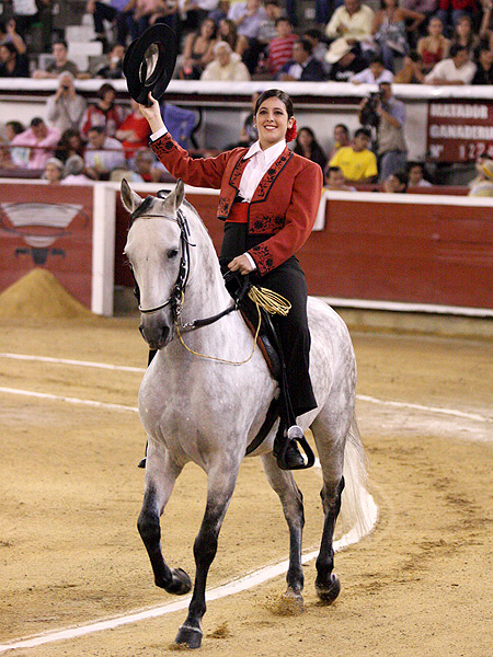 La amazona que abre plaza