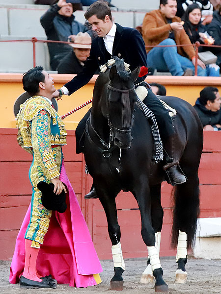Brindis entre toreros
