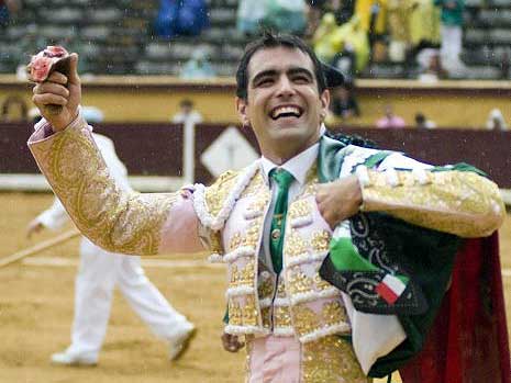 La vuelta, con la oreja y bandera