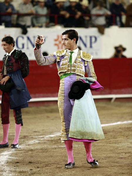 Luis David, oreja en mano