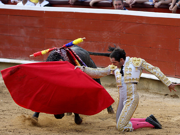 De rodillas, con el quinto