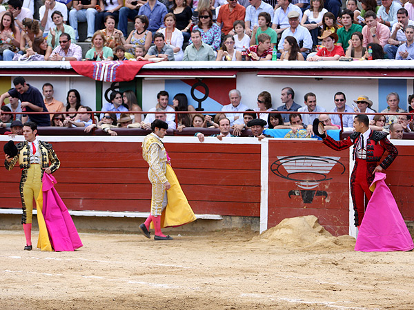 Morales y Santana, saludando