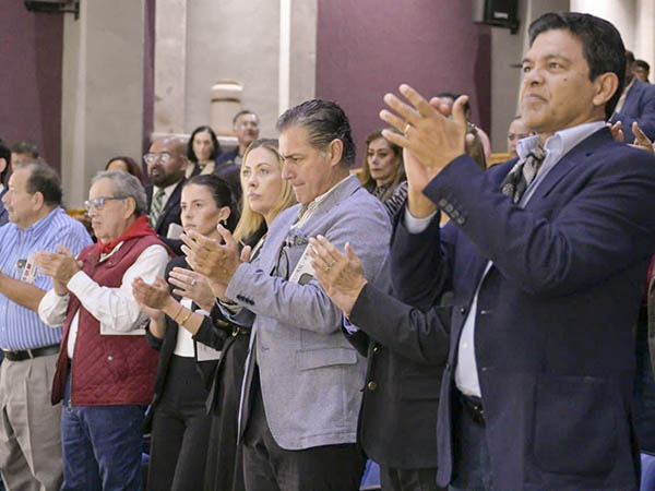 Cerrada ovacin al pregonero