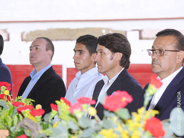 Atentos a preguntas de los periodistas