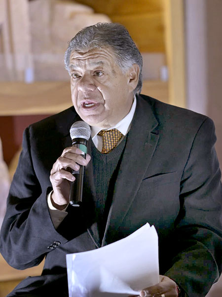 Francisco Cort�s, moderando la charla