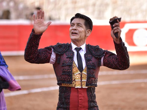 Le arranc� una al primero