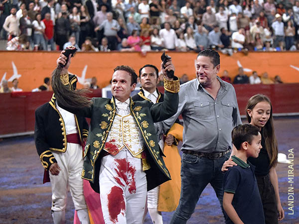 Rabo en mano, con el ganadero