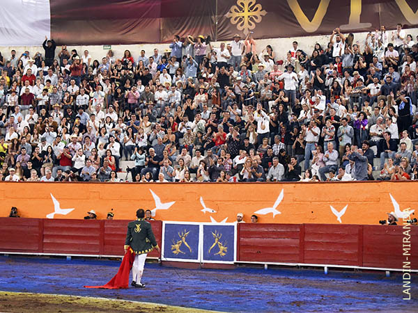 M�s all� de las banderas y nacionalidades