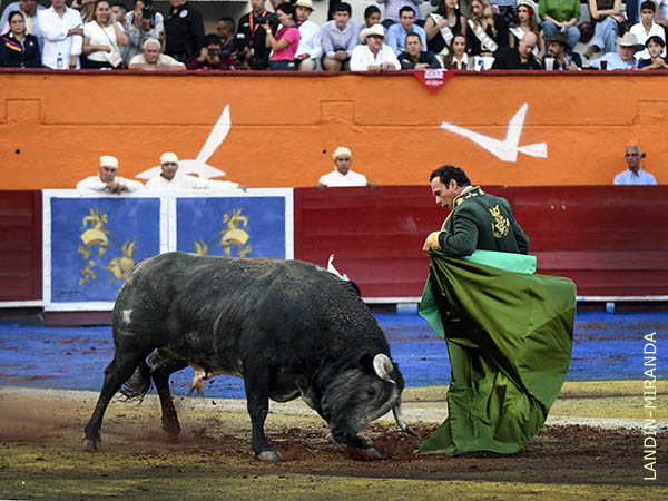 Ferrera inicia el festejo tem�tico