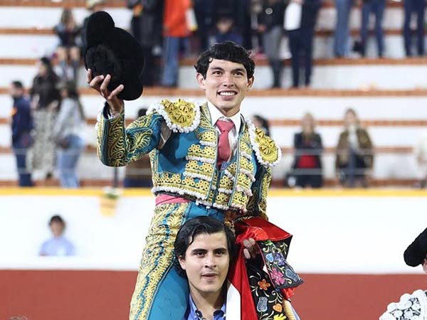 Tres orejas y salida en hombros