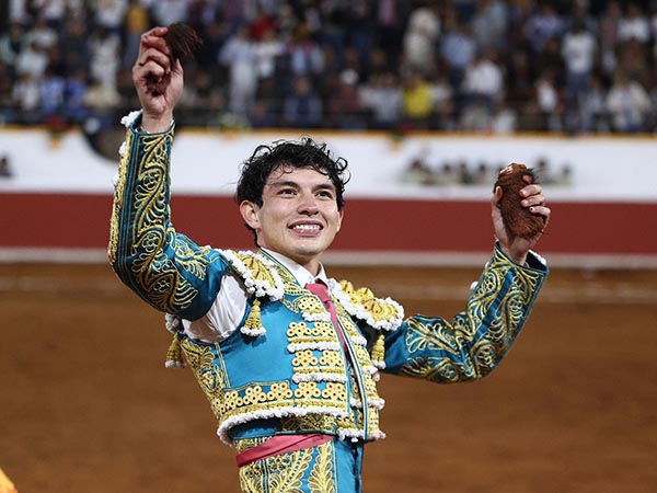 Feliz, pase� las dos orejas