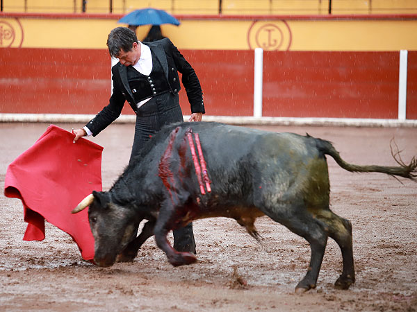 Faena de Gran Nivel bajo la lluvia