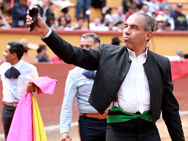 Oreja y arrastre lento al Toro