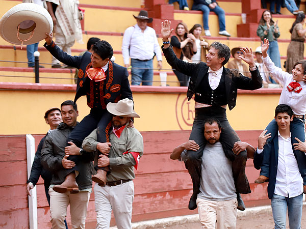 Los triunfadores a hombros