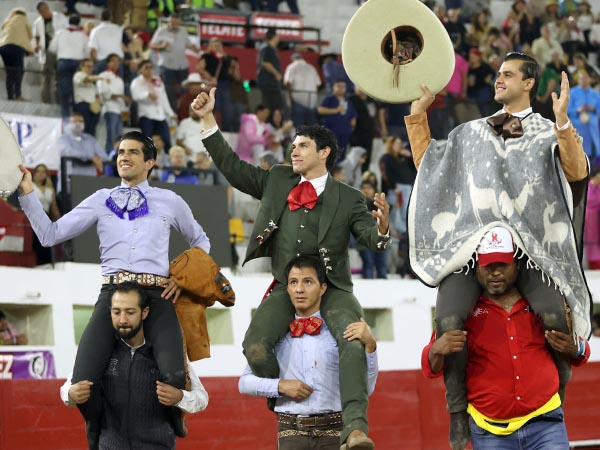 Tres matadores en volandas