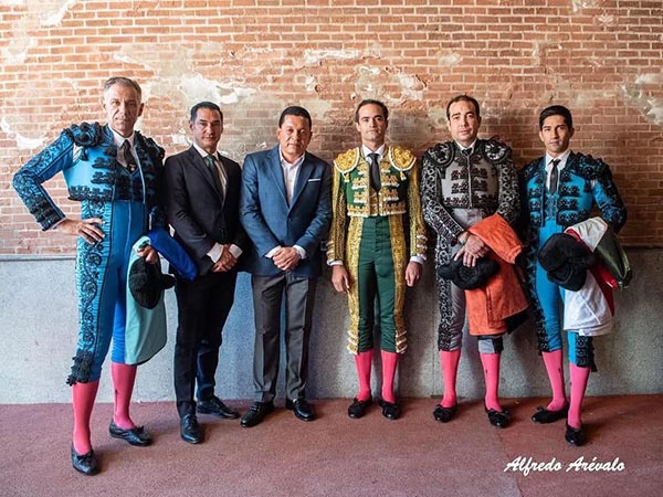 Con el apoderado Juan Pablo Corona