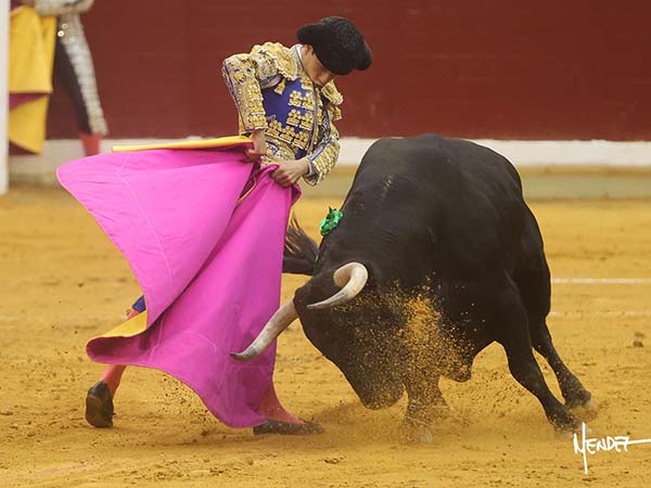 Manos a la cadera