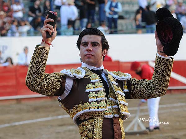 El primer trofeo en mano