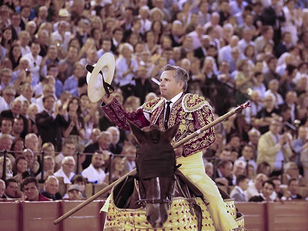 Feliz, recogiendo la ovacin