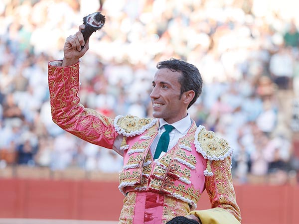 De Miranda, oreja en mano