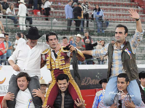 Calita y los hermanos Ordaz en hombros