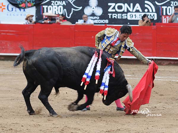 Lo oblig� a humillar