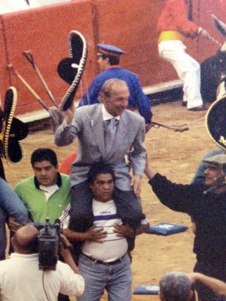 Homenaje al rejoneador