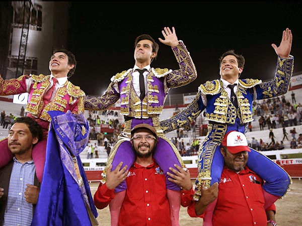 Los tres espadas en hombros