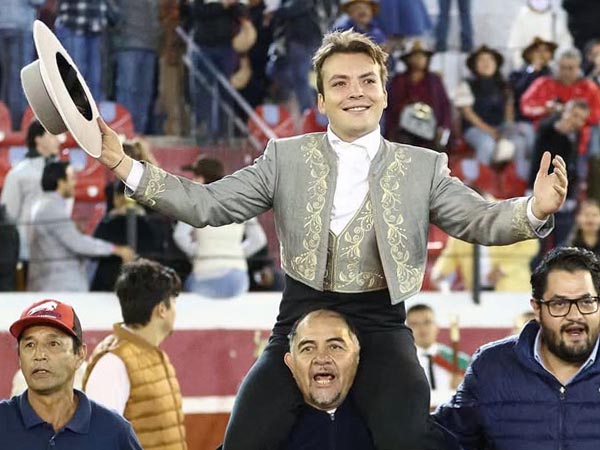 Funtanet, dos orejas y salida en hombros