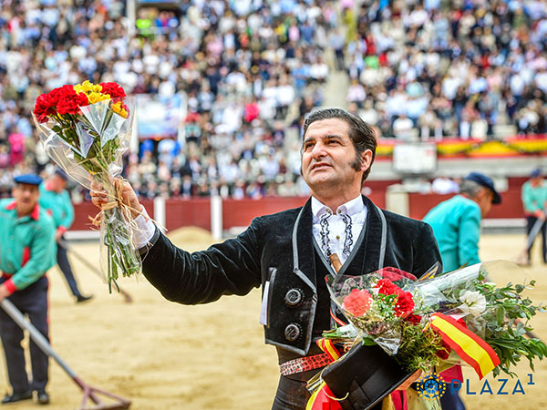 Flores y ovaciones en la vuelta