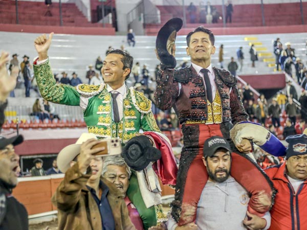 Ambos matadores salieron en volandas