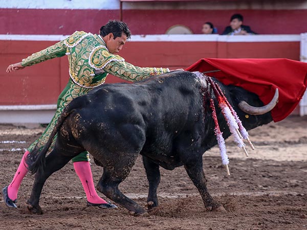 Remates con largos pases de pecho