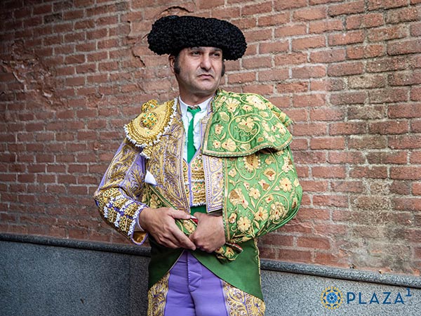 Solo, en sus pensamientos