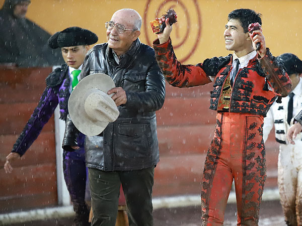 Con el ganadero de Atlanga