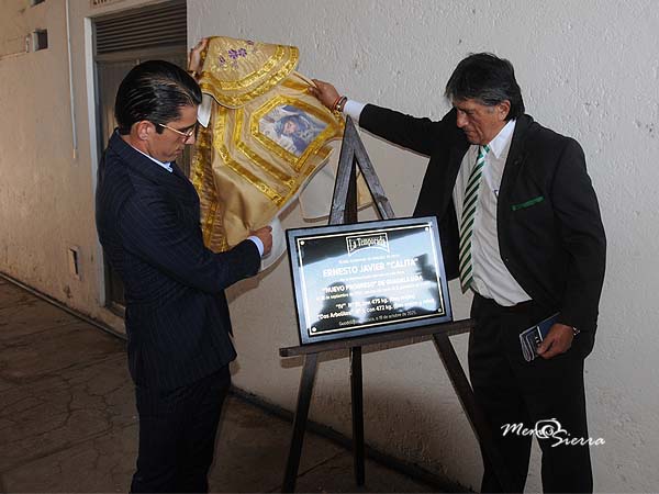 Calita devel una placa en la plaza